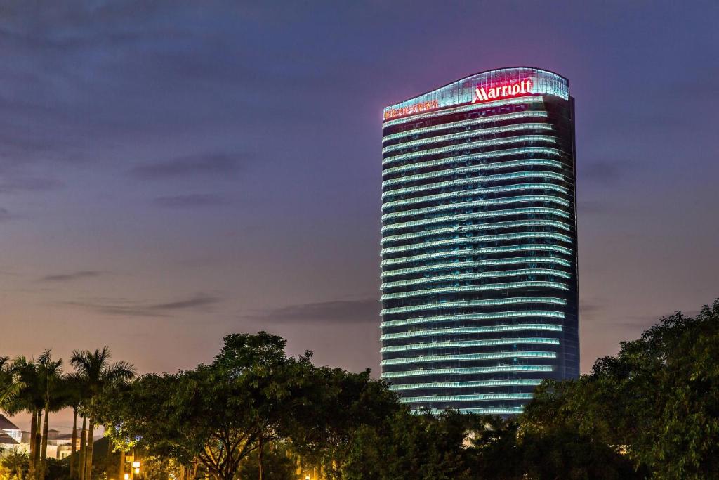 Shunde Marriott Hotel في شوند: مبنى عادي مع علامة عليه في الليل