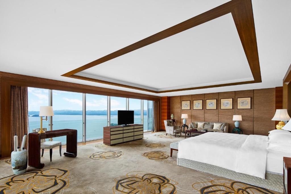 TV a/nebo společenská místnost v ubytování Sheraton Qiandao Lake Resort