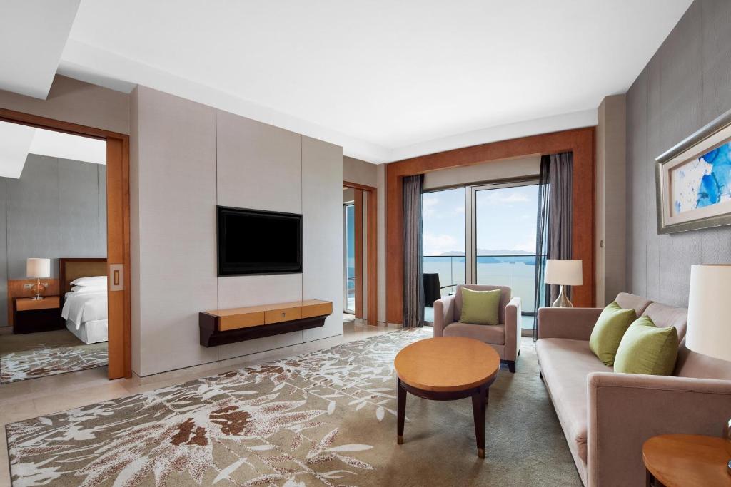 TV a/nebo společenská místnost v ubytování Sheraton Qiandao Lake Resort
