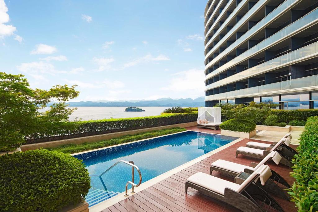 Bazén v ubytování Sheraton Qiandao Lake Resort nebo v jeho okolí