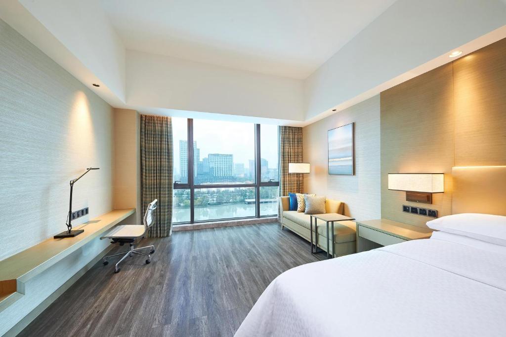 Postel nebo postele na pokoji v ubytování Four Points by Sheraton Jiaxing