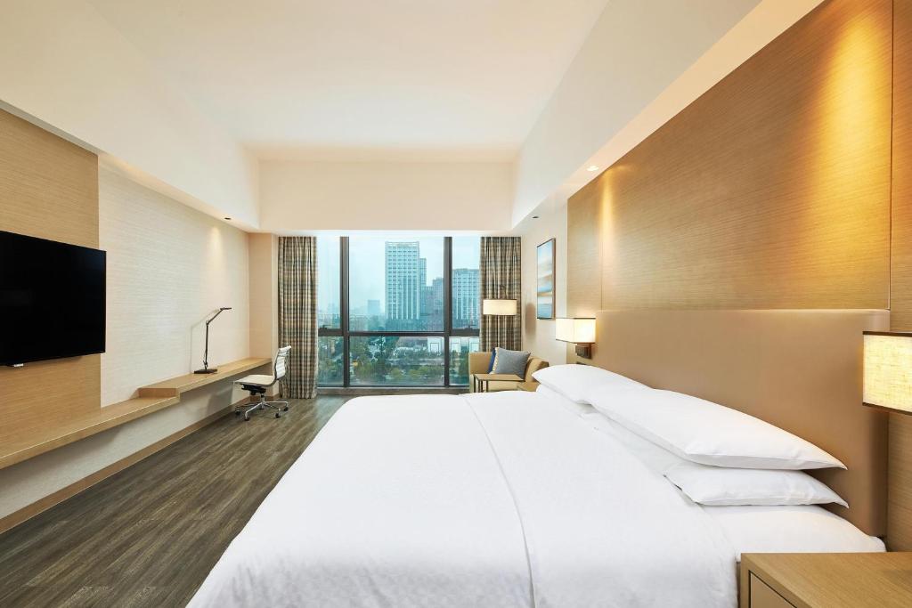 Postel nebo postele na pokoji v ubytování Four Points by Sheraton Jiaxing