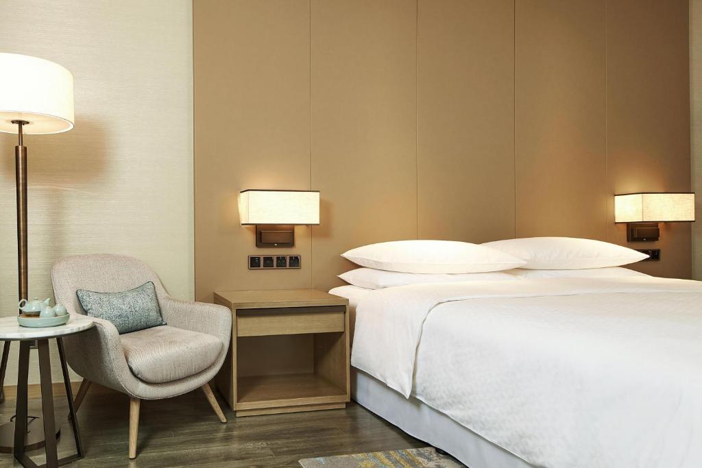 Postel nebo postele na pokoji v ubytování Four Points by Sheraton Jiaxing