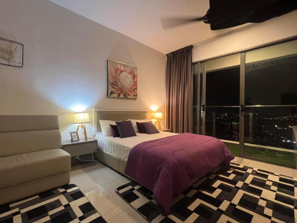 um quarto com uma cama, um sofá e uma janela em D'EvoLoft & Free WIFI em Bandar Baru Bangi