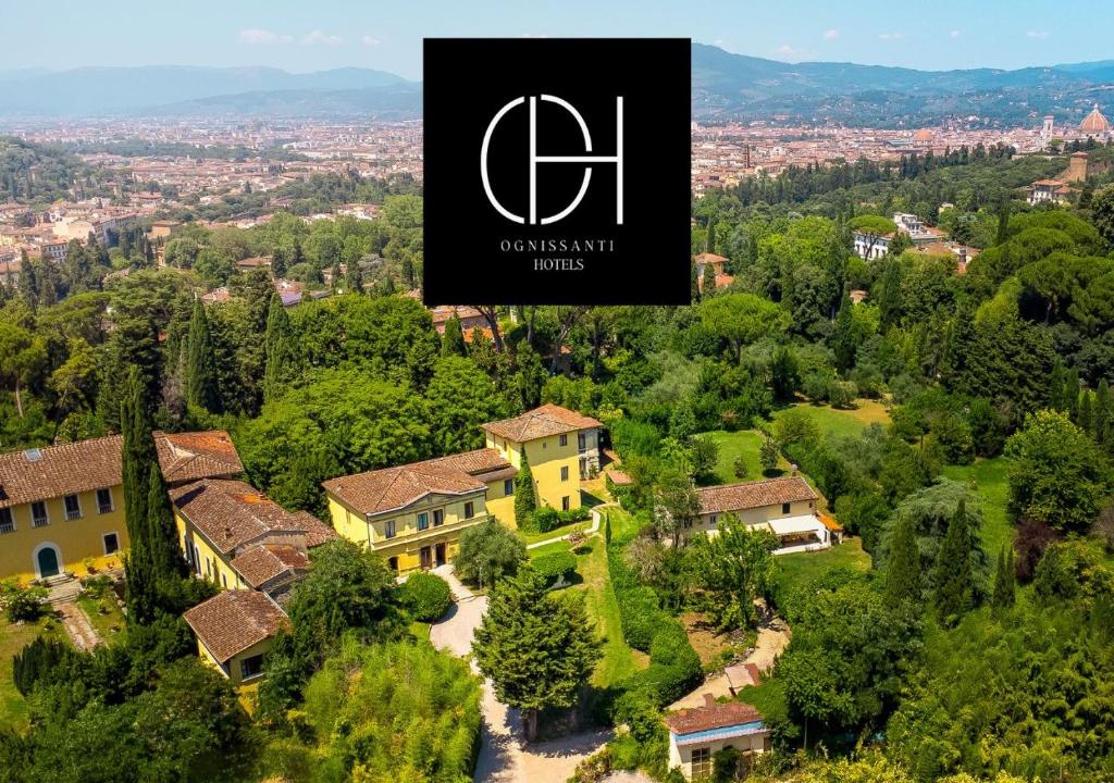 een luchtfoto van een huis met een bord erop bij Hotel Villa Betania in Florence