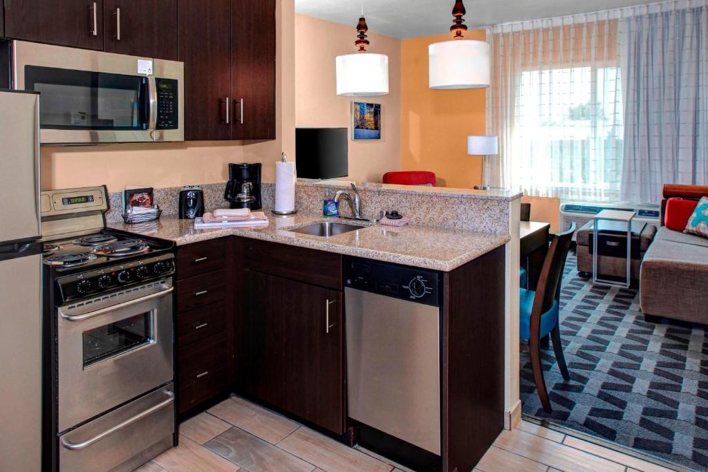 TownePlace Suites by Marriott Bakersfield West في بيكرسفيلد: مطبخ مع مغسلة وموقد فرن علوي