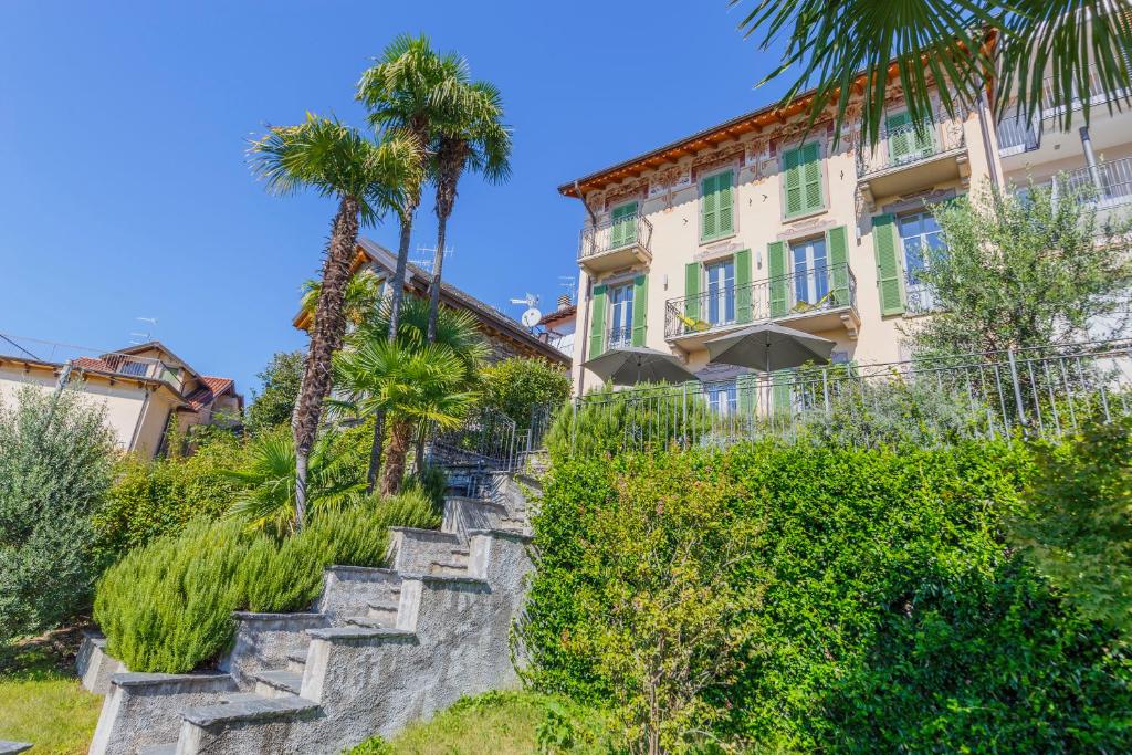 un escalier menant à un bâtiment avec des palmiers dans l'établissement Casa Brambilla, à Cissano