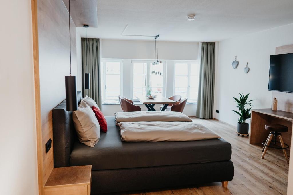 - un salon avec un canapé et une table dans l'établissement Alpenwolke Appartements, à Kempten