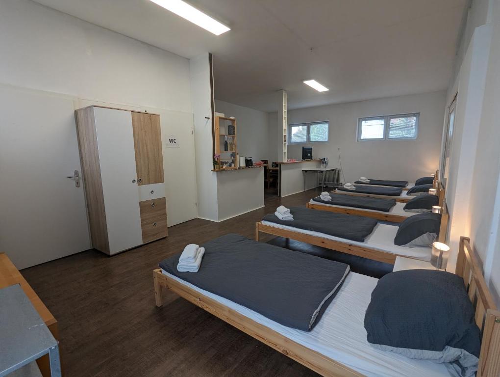 eine Reihe von Betten in einem Raum mit einer Reihe von wesentlichen in der Unterkunft Spacious apartment in Asten perfect for long stays in Asten