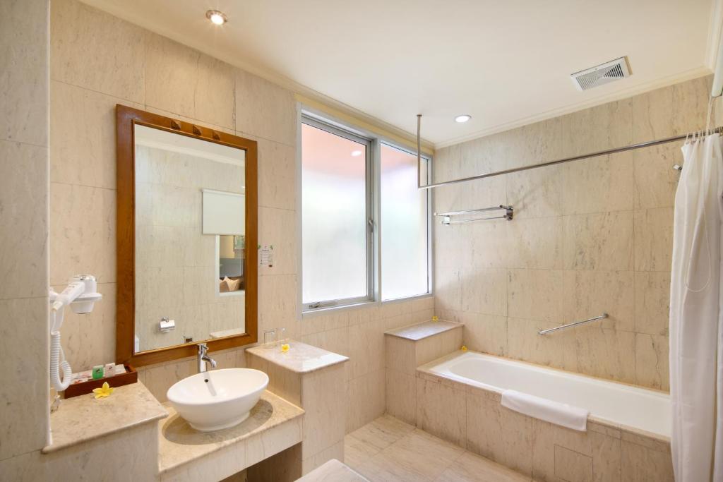 Kamar mandi di Grand Istana Rama Hotel
