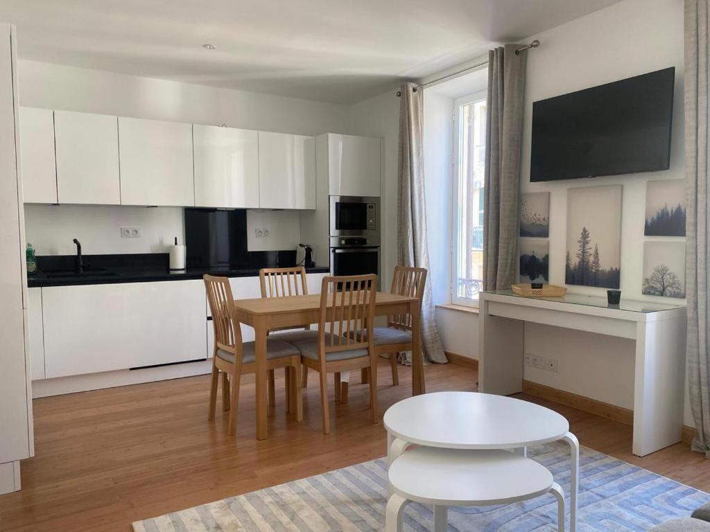 une cuisine et une salle à manger avec une table et des chaises dans l'établissement PACA01, à Nice