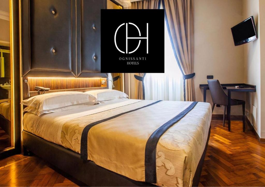una camera d'albergo con un letto con un cartello sopra di Hotel Lombardia a Firenze