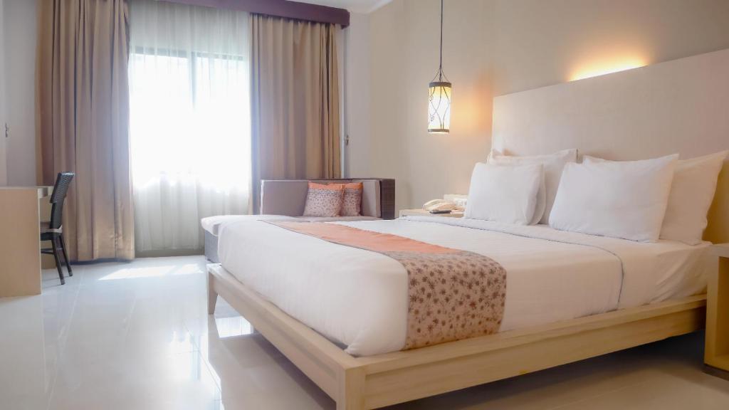 Postel nebo postele na pokoji v ubytování Sahid Raya Hotel & Convention Yogyakarta
