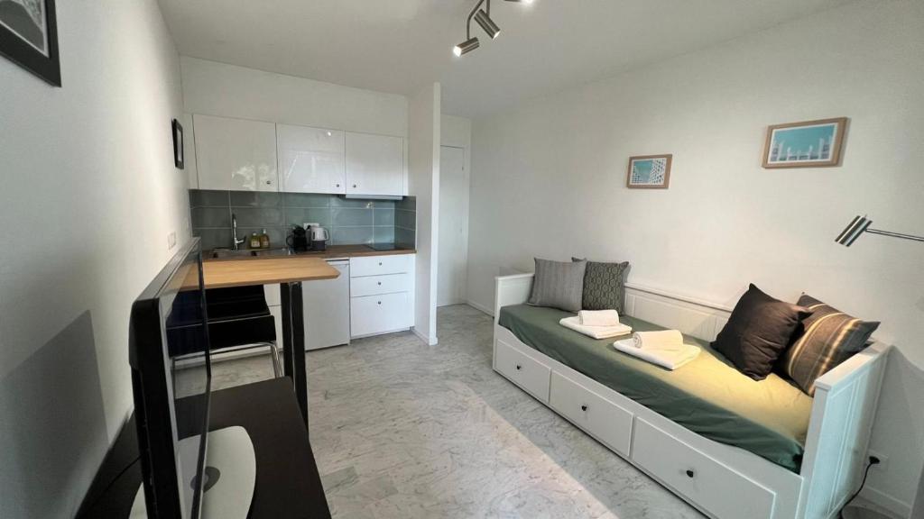 een kleine woonkamer met een bank en een keuken bij Les Appartements De Lina By LG Immo -Studio Maya - Self Check-In - in La Grande-Motte