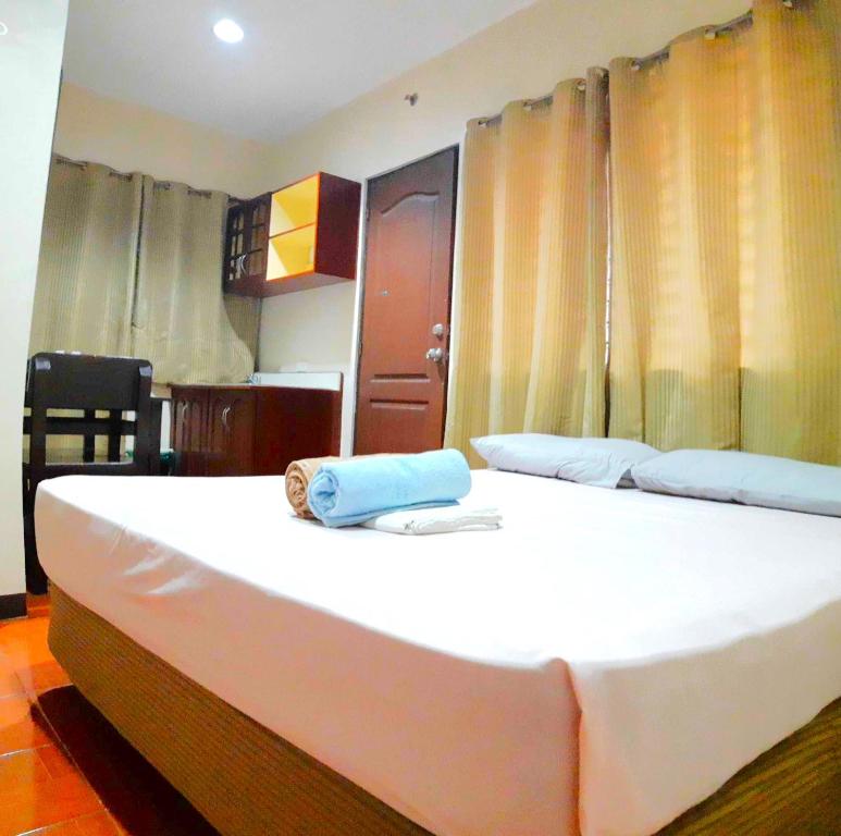 Postel nebo postele na pokoji v ubytování Hotel California Suite