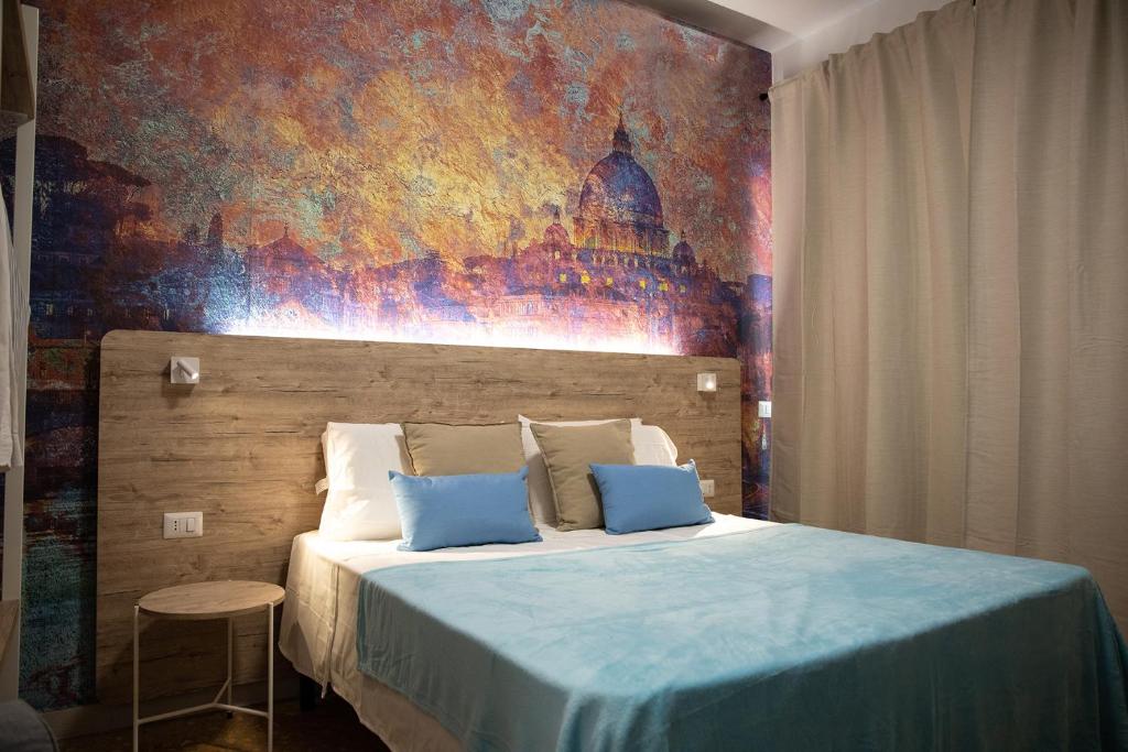 ローマにあるDomus Coriolanoのベッドルーム1室(壁に絵画が描かれたベッド1台付)