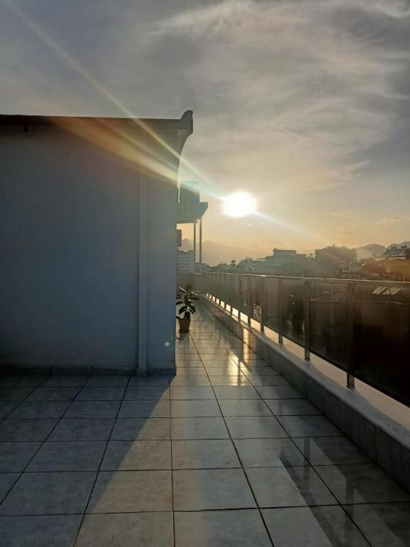 Východ nebo západ slunce při pohledu z aparthotelu nebo okolí
