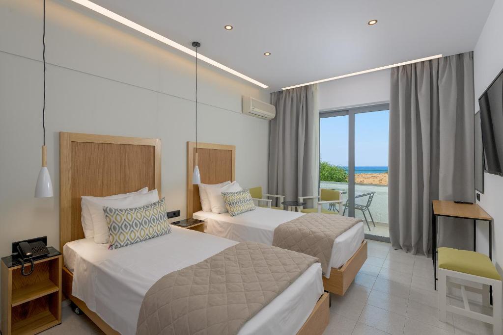 Postel nebo postele na pokoji v ubytování Nirvana Beach Hotel