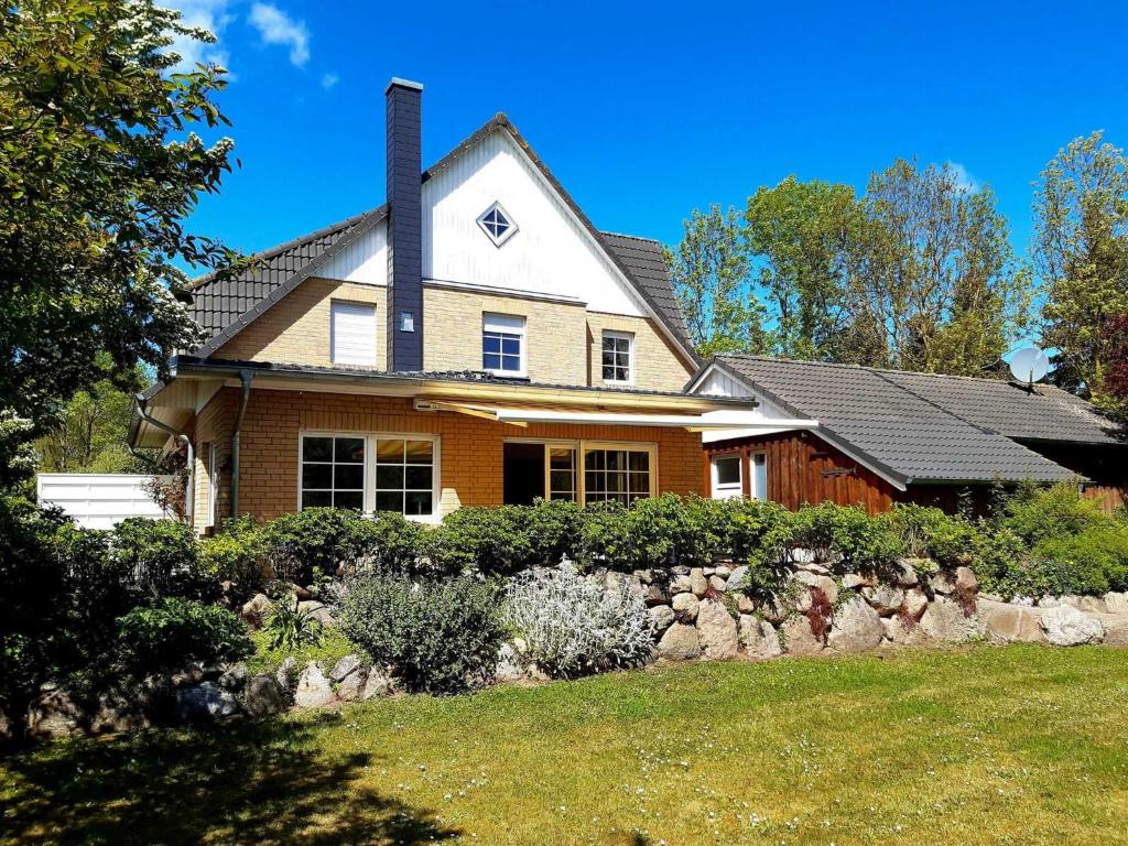 a house with solar panels on the roof at AHOl Ferienhaus in Redewisch
