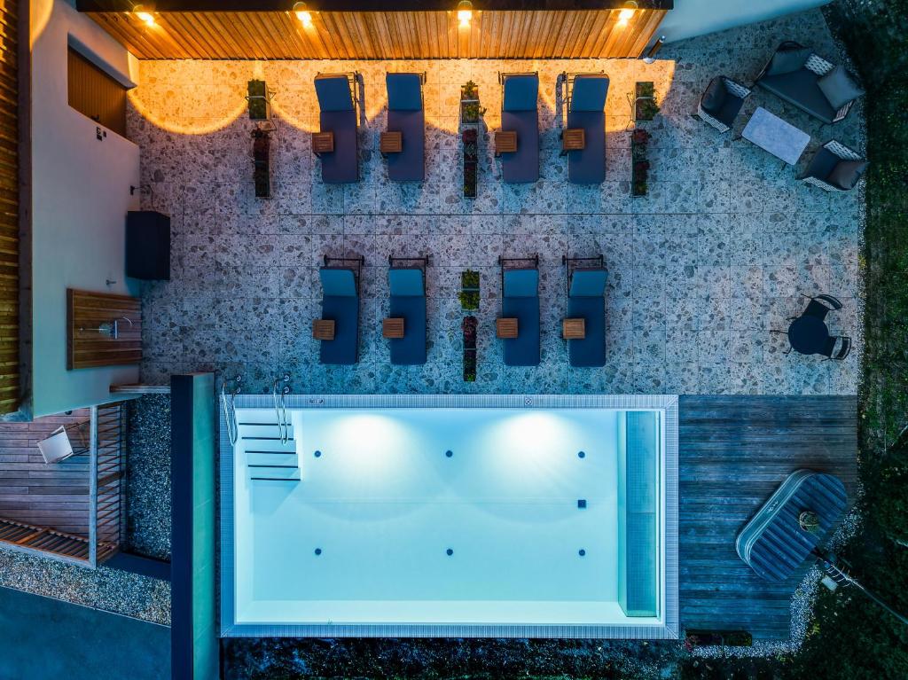 Bazén v ubytování Hideaway Hotel Montestyria Chalets & Suiten nebo v jeho okolí