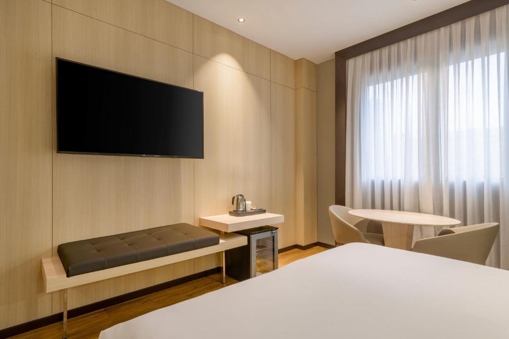 Televízia a/alebo spoločenská miestnosť v ubytovaní AC Hotel Valencia by Marriott