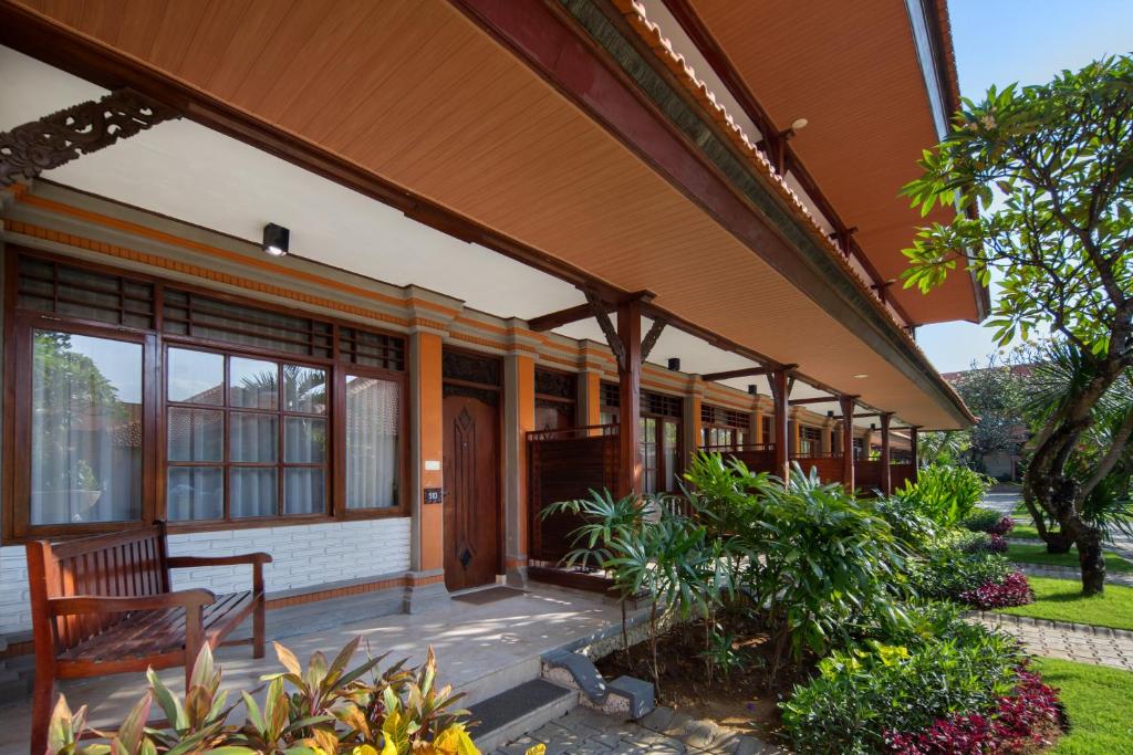 Kebun di luar Grand Istana Rama Hotel