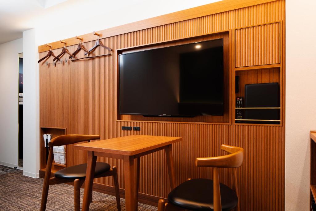 TV a/nebo společenská místnost v ubytování Via Inn Prime Hiroshima Shinkansenguchi