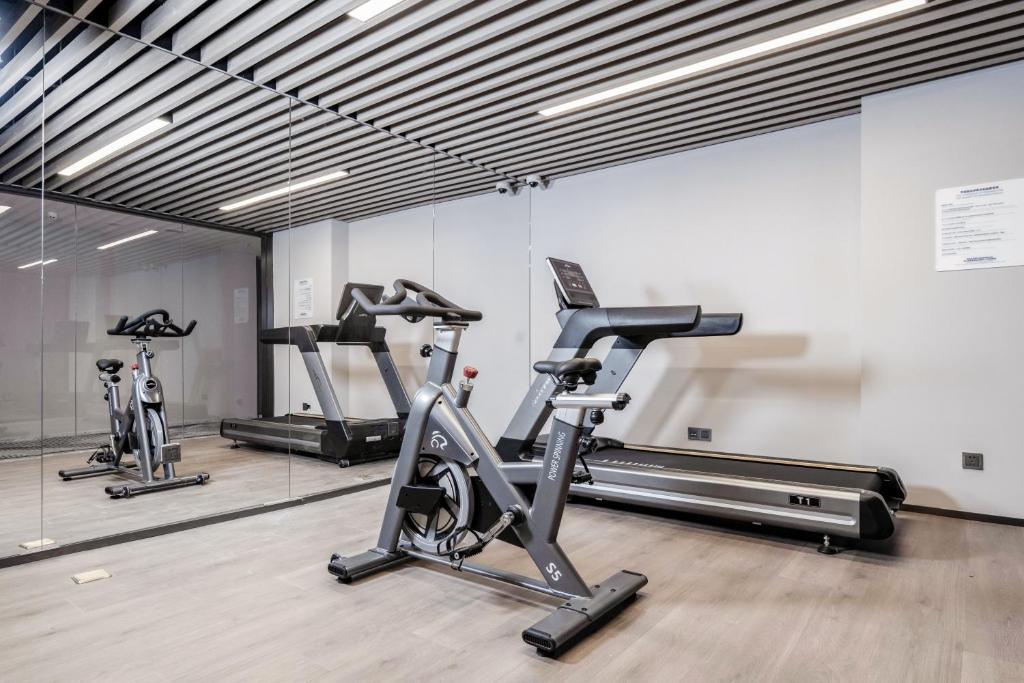 Fitness centrum a/nebo fitness zařízení v ubytování Holiday Inn Express Shanghai Hongqiao Linkong by IHG