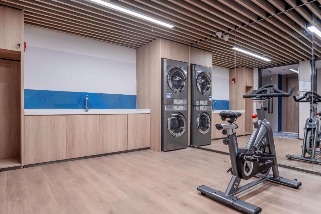 Fitness centrum a/nebo fitness zařízení v ubytování Holiday Inn Express Shanghai Hongqiao Linkong by IHG
