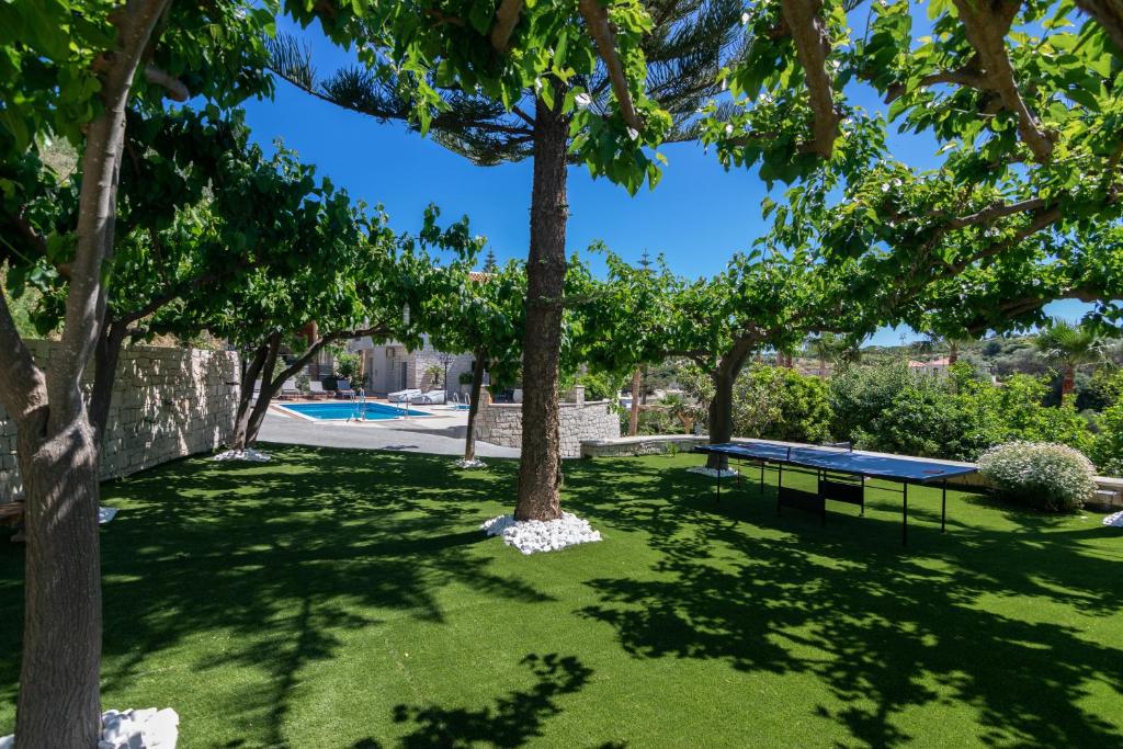 Bazén v ubytování Kipo Paradiso Spa, Yoga & Gym Resort nebo v jeho okolí