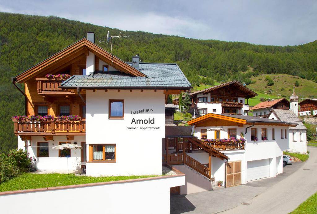 un grupo de casas en un pueblo con una montaña en Haus Otto Arnold, en Sölden