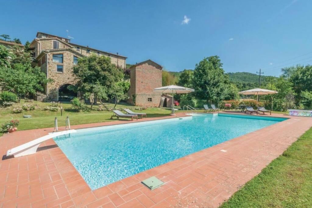 una grande piscina davanti a una casa di Villa La Lucertola - Private Pool & AC In Umbrian Village a Morra