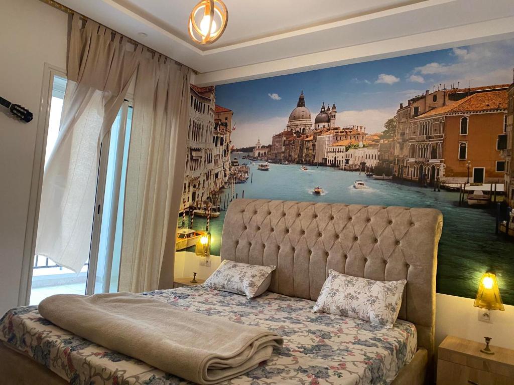 una camera da letto con un grande murale di una città di luxe et confort appartement Sahloul 4 a Sousse