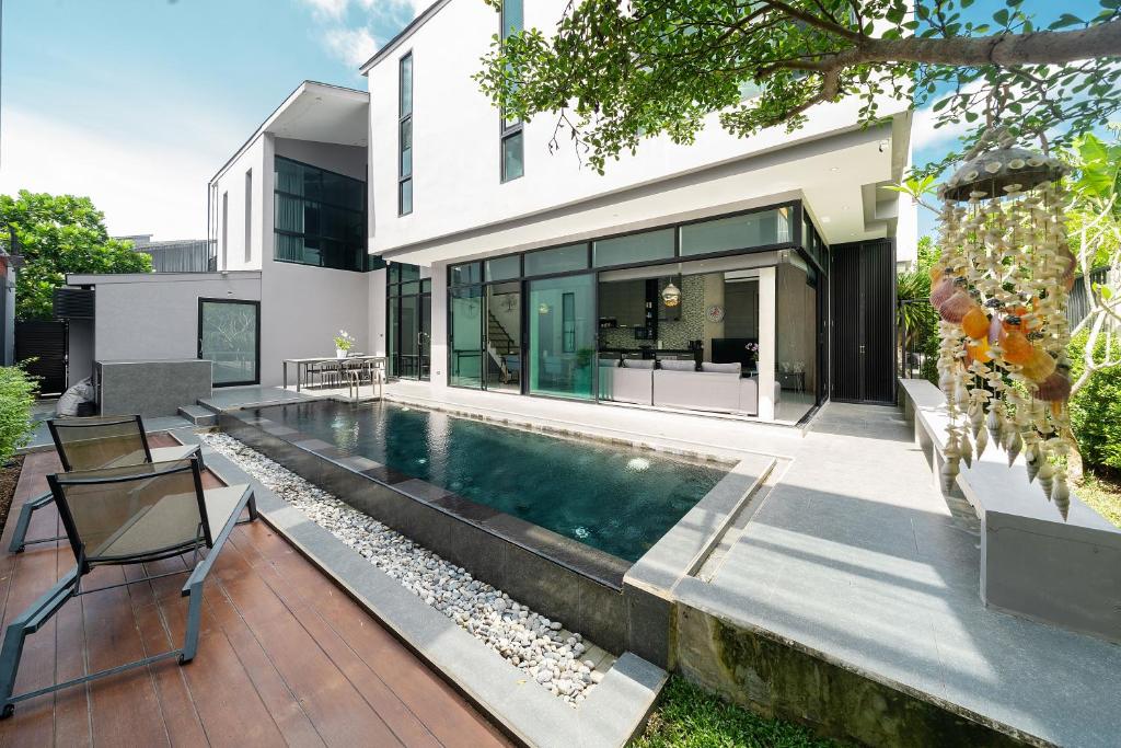 una casa con piscina en el patio trasero en Villa Lami - Tropical Modern Loft Phuket with 3BD, private pool, Gym and Sauna en Phuket
