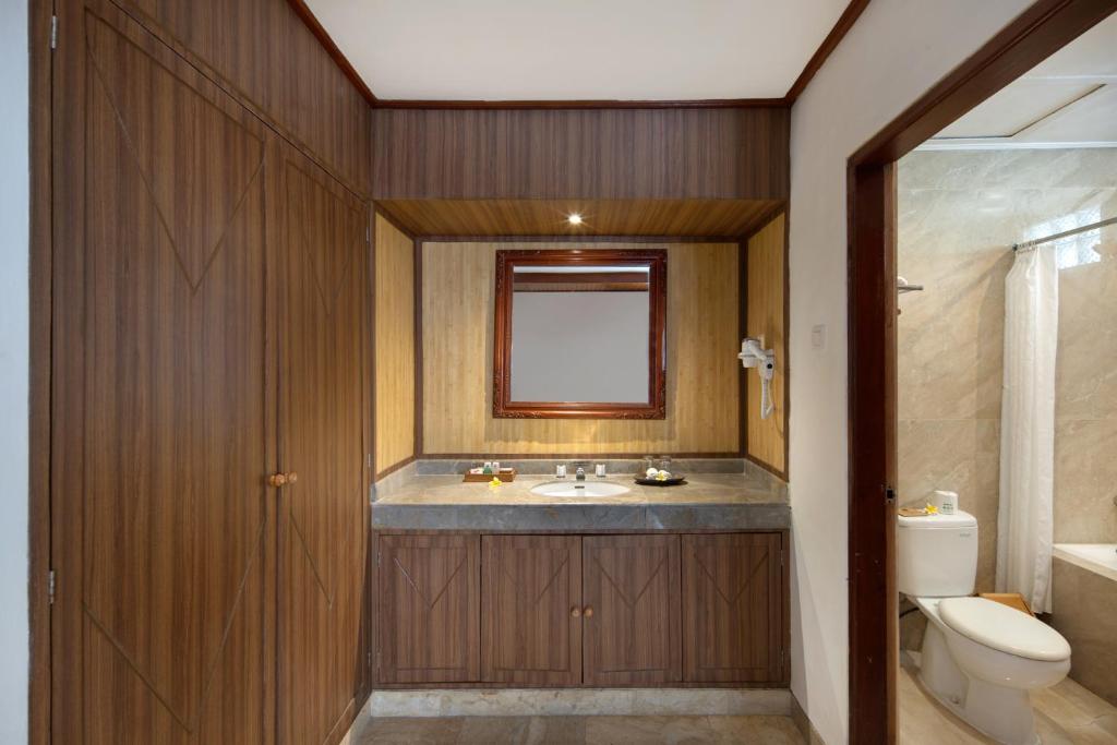 Kamar mandi di Grand Istana Rama Hotel