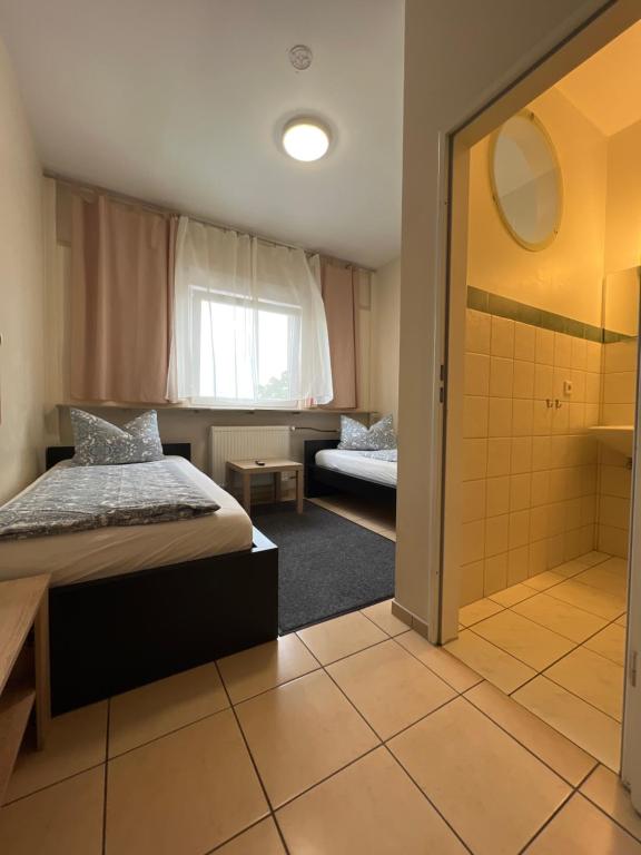 Posteľ alebo postele v izbe v ubytovaní Top of Hostel &Serviced Aparts SEBO Pension