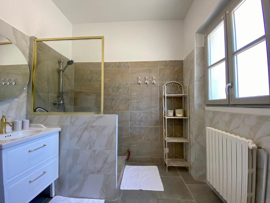 a bathroom with a shower and a sink at Le LOUIS 16 - Maison avec jardin in Valence