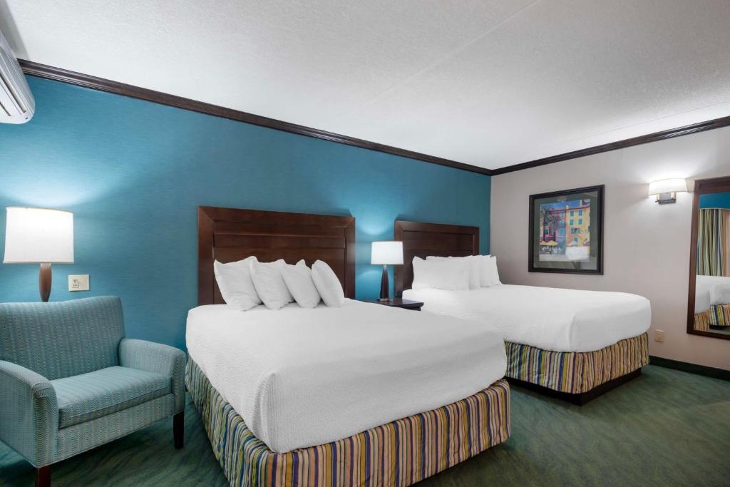 Uma cama ou camas num quarto em Best Western PLUS Port O'Call Hotel