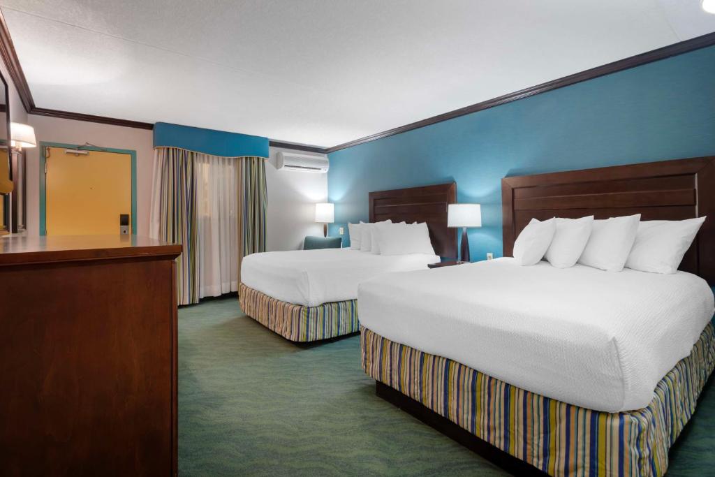 Uma cama ou camas num quarto em Best Western PLUS Port O'Call Hotel