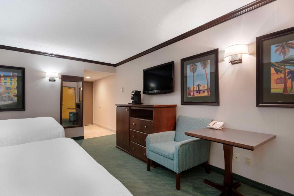 Uma televisão e/ou sistema de entretenimento em Best Western PLUS Port O'Call Hotel