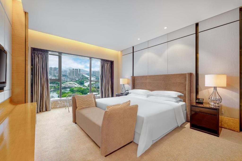 Postel nebo postele na pokoji v ubytování Sheraton Zhongshan Hotel