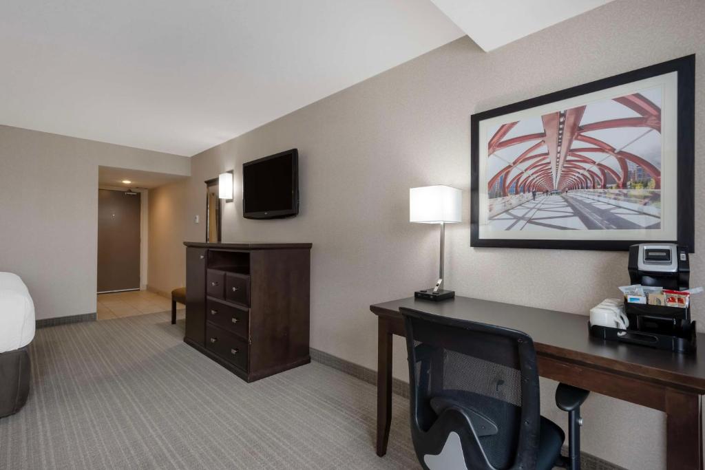 Uma televisão e/ou sistema de entretenimento em Best Western PLUS Port O'Call Hotel