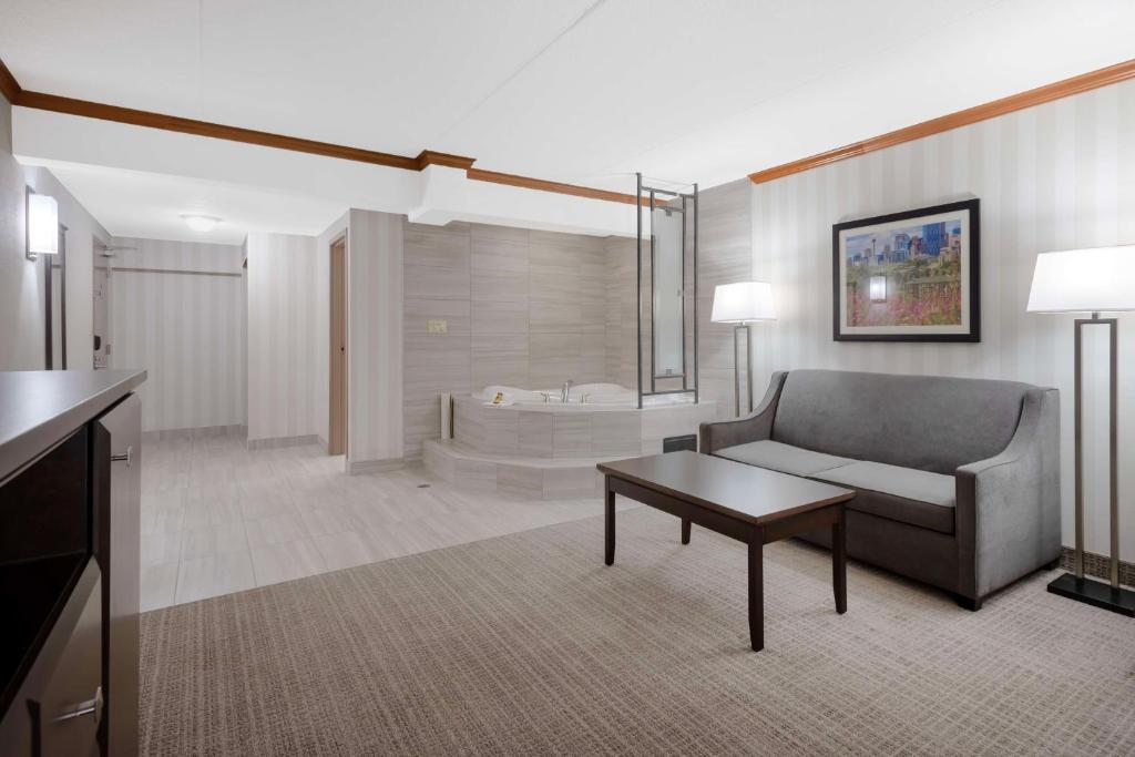 Uma cama ou camas num quarto em Best Western PLUS Port O'Call Hotel