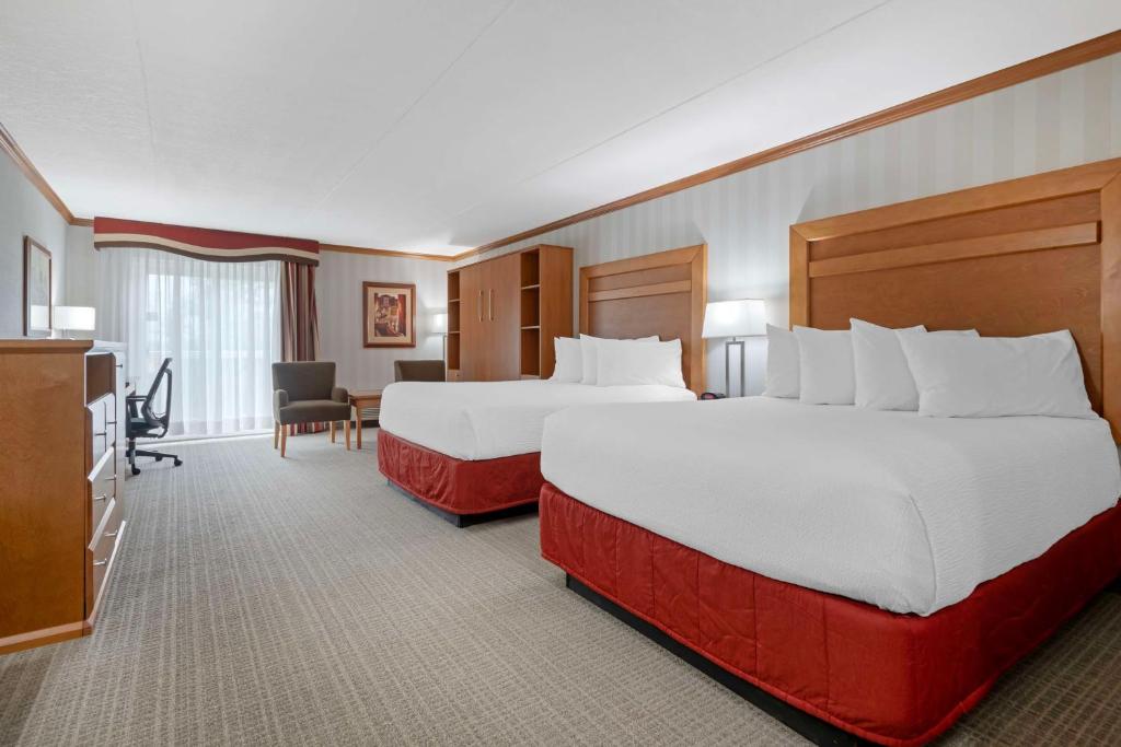 Uma cama ou camas num quarto em Best Western PLUS Port O'Call Hotel