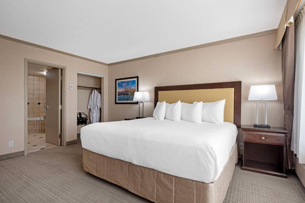 Uma cama ou camas num quarto em Best Western PLUS Port O'Call Hotel