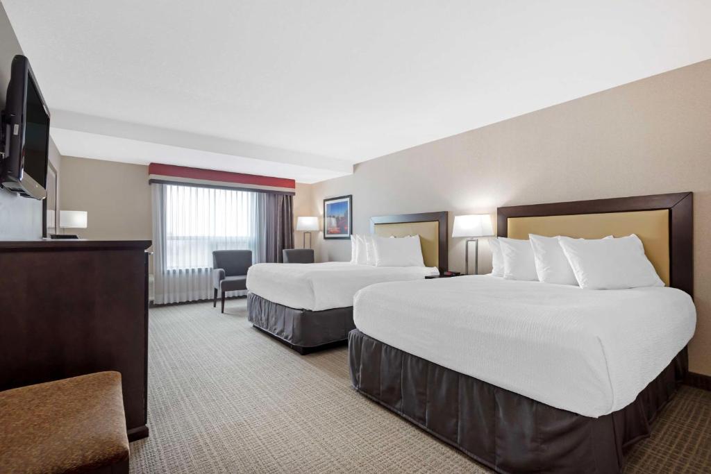 Uma cama ou camas num quarto em Best Western PLUS Port O'Call Hotel