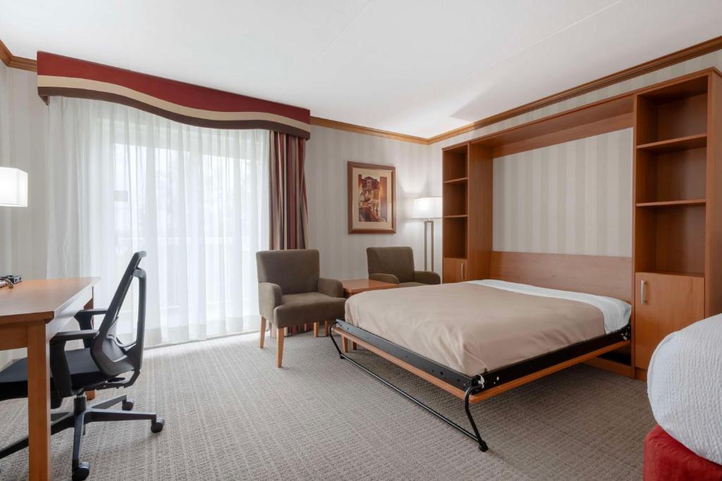 Uma cama ou camas num quarto em Best Western PLUS Port O'Call Hotel