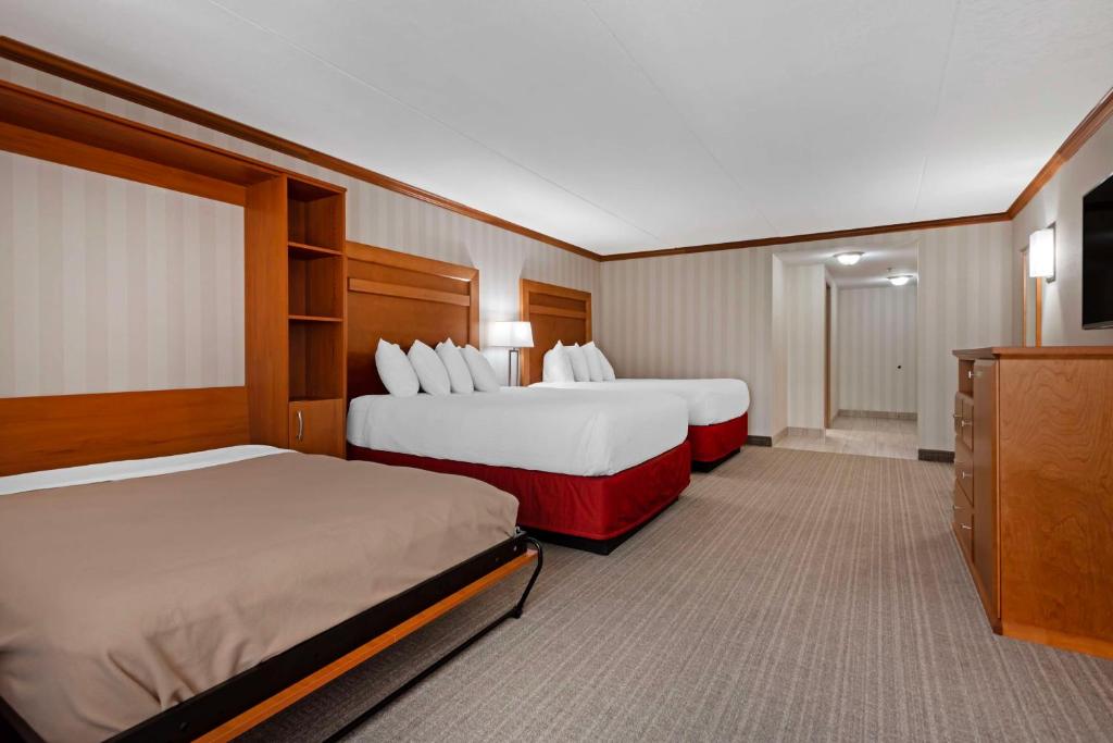 Uma cama ou camas num quarto em Best Western PLUS Port O'Call Hotel