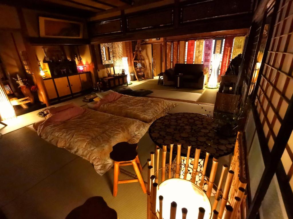 Postel nebo postele na pokoji v ubytování Kominka Mitsuhama Ryokan