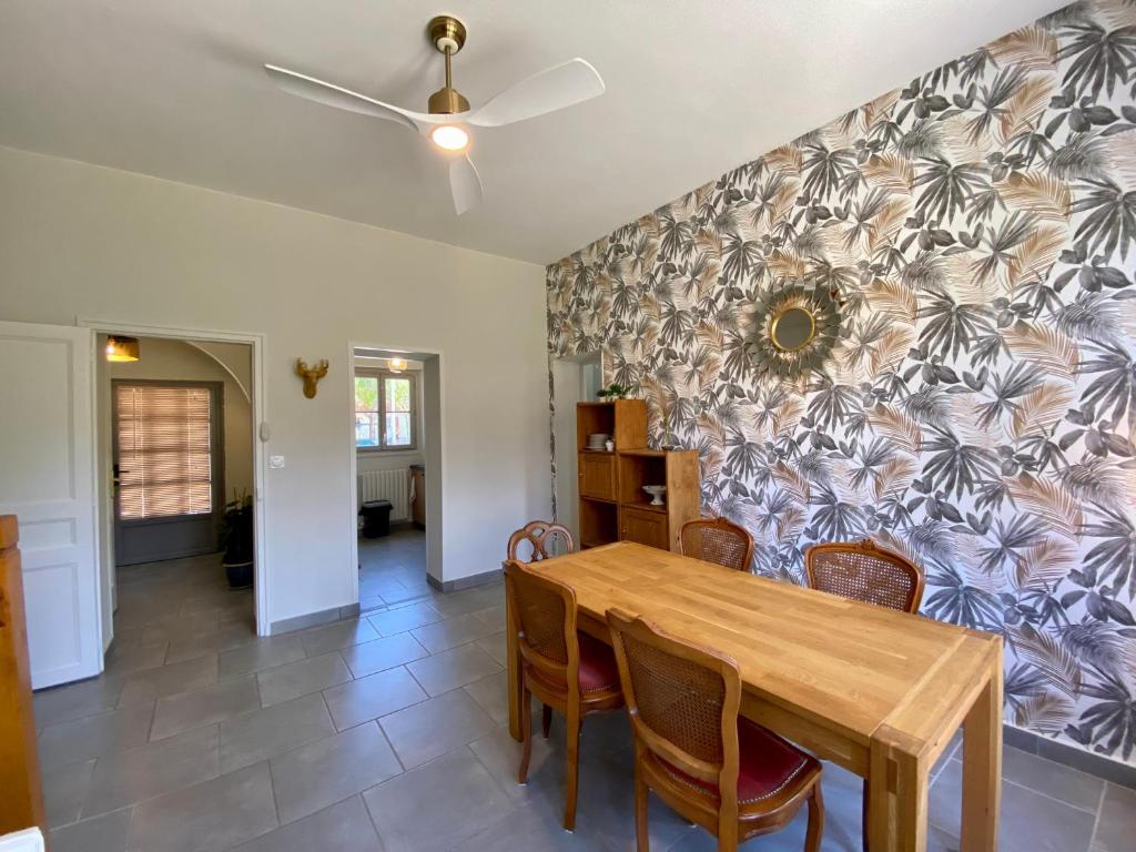 a dining room with a wooden table and chairs at Le LOUIS 16 - Maison avec jardin in Valence